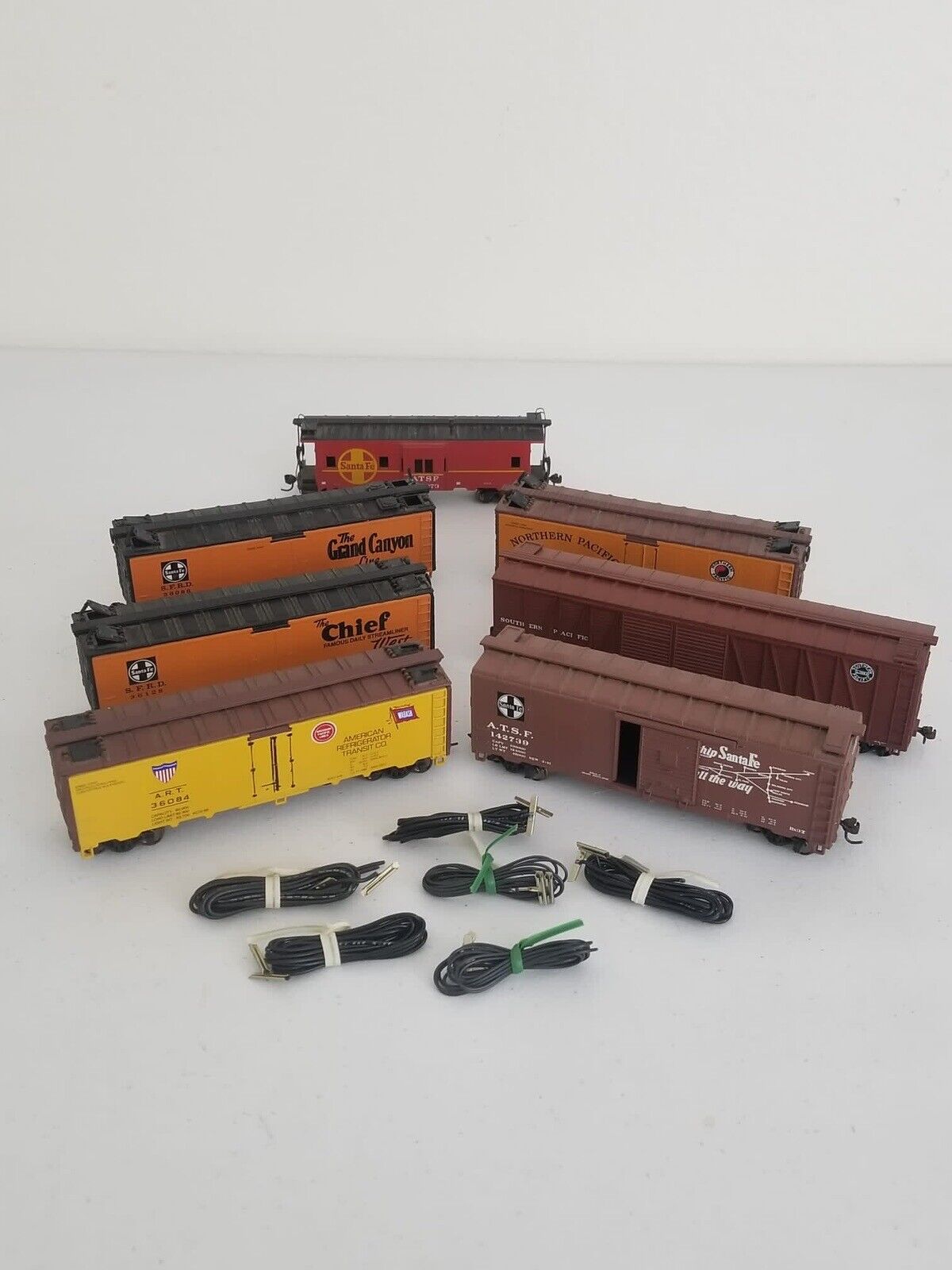 Authentic Bachmann Vintage Model Train Car Lot - Santa Fe Caboose, SP & NP Box Cars, Collectibles - TreasuTiques