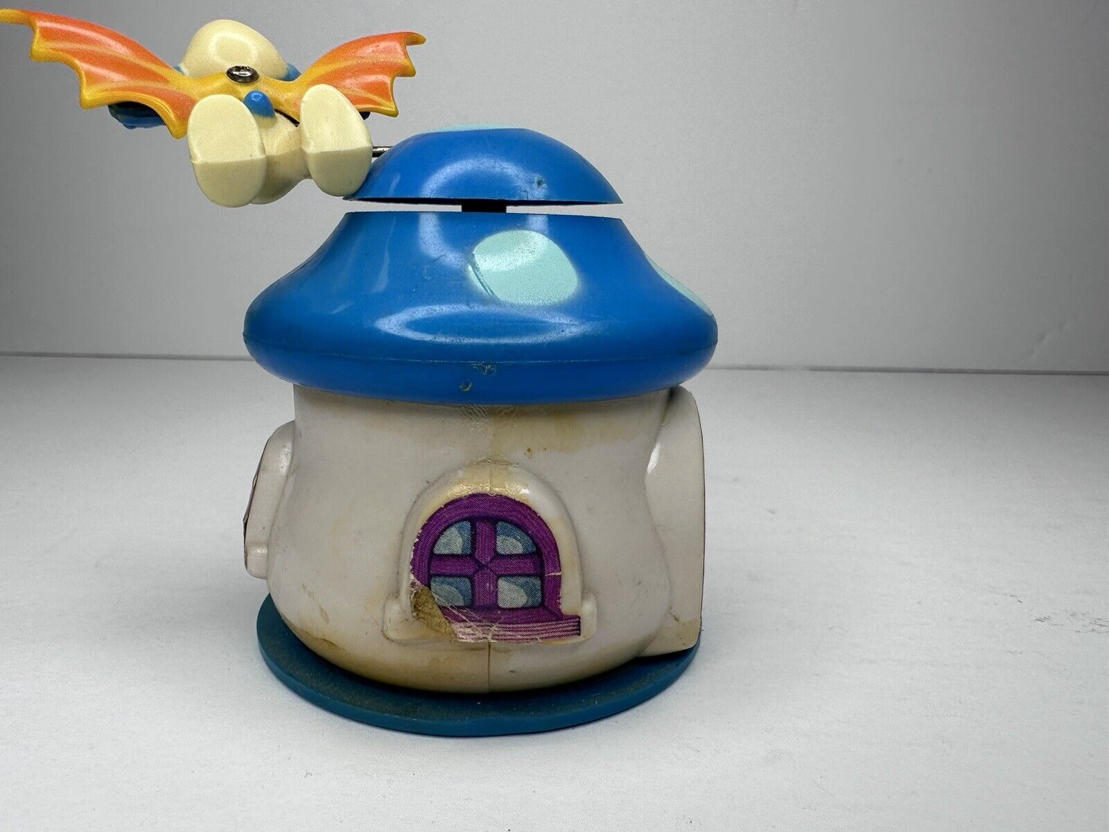 1982 Vintage Smurf Fun House Flying Vampire Wind-Up Toy - A Classic Collectible for Nostalgia Enthusiasts - TreasuTiques