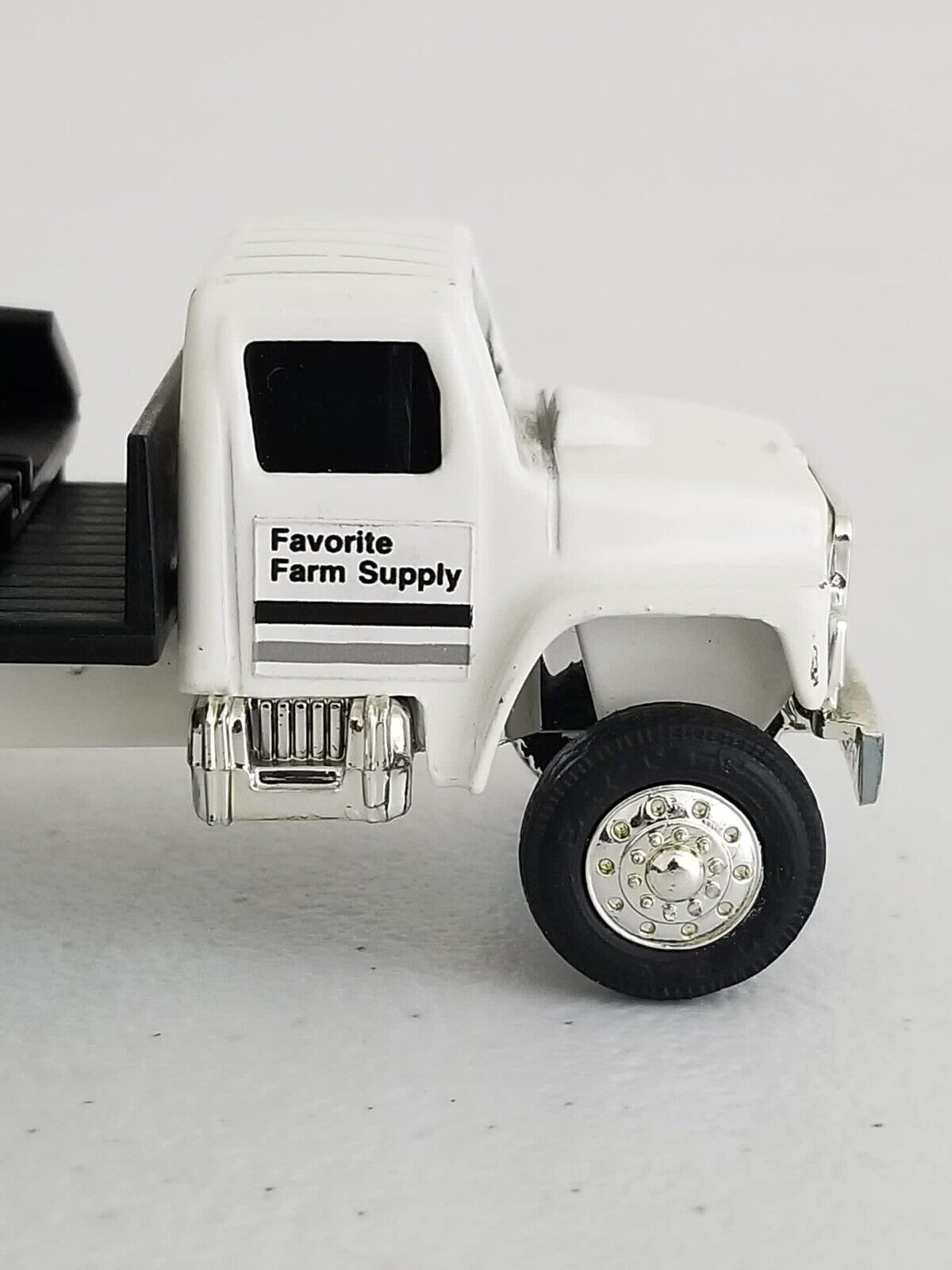 1/64 Scale Favorite Farm Supply Truck Die-Cast Collectible Model – Detailed Replica - TreasuTiques