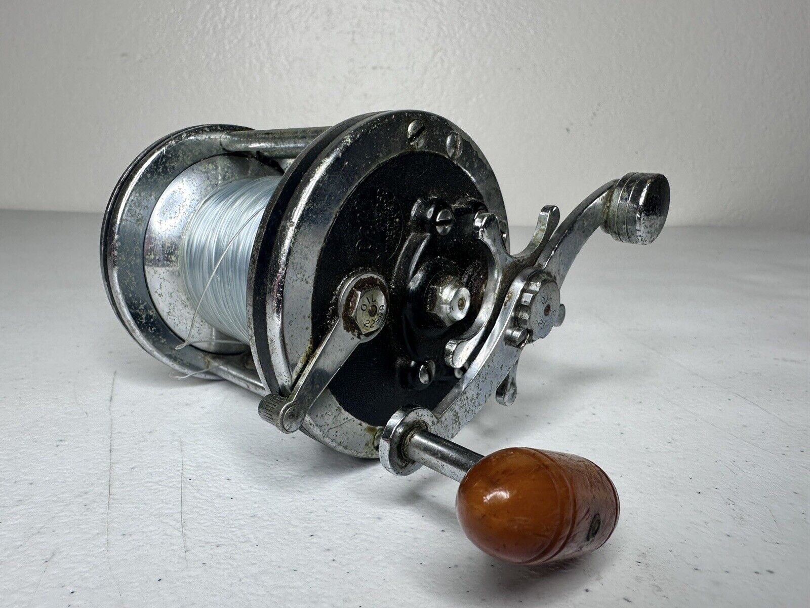 Vintage 1940s Penn 259 Live Bait Caster Reel - Smooth Action Long Beach Fishing Reel with Dark Brown Handle - TreasuTiques