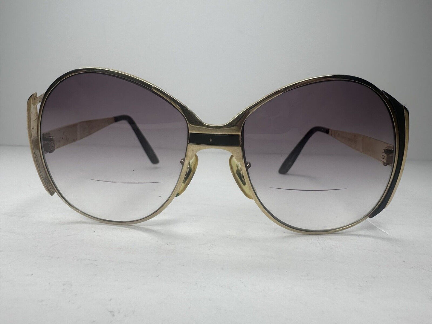 Retro Chic 1978 American Optical 135 Oscar de La Renta Model 619 Gold Sunglasses - TreasuTiques