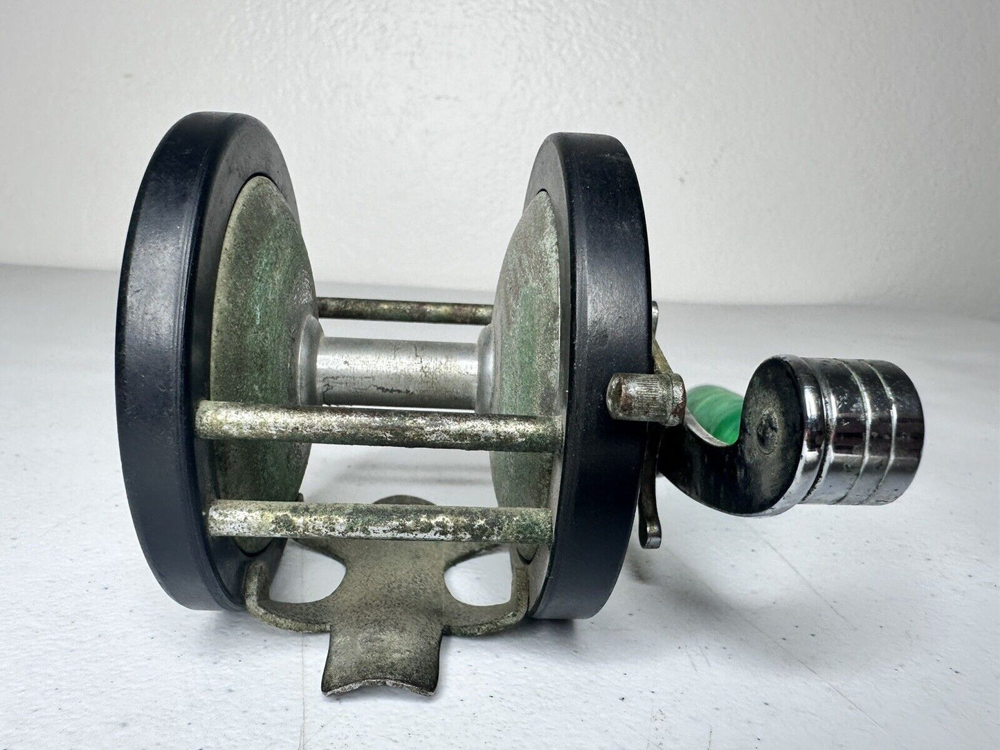 Vintage 1930s-40s Penn Bayhead Fishing Reel - High-Durability, Collectible Angling Gear - TreasuTiques