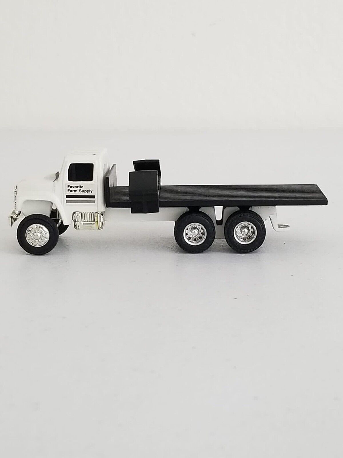 1/64 Scale Favorite Farm Supply Truck Die-Cast Collectible Model – Detailed Replica - TreasuTiques