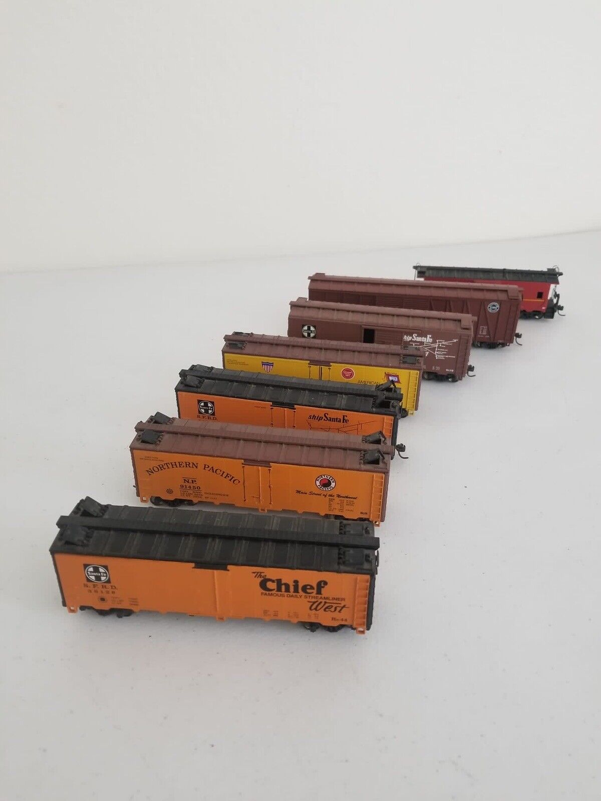 Authentic Bachmann Vintage Model Train Car Lot - Santa Fe Caboose, SP & NP Box Cars, Collectibles - TreasuTiques