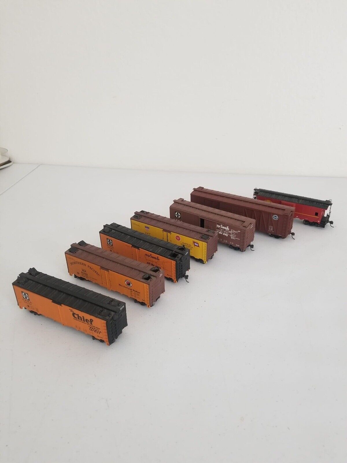 Authentic Bachmann Vintage Model Train Car Lot - Santa Fe Caboose, SP & NP Box Cars, Collectibles - TreasuTiques