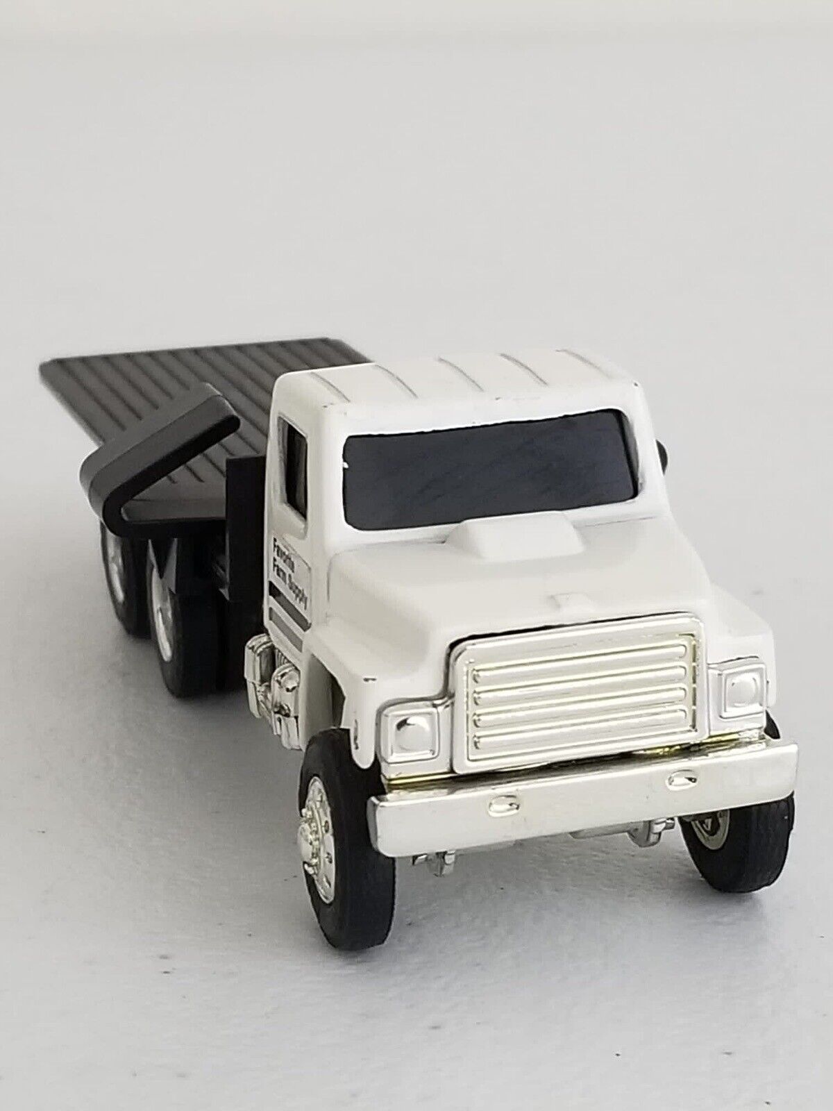 1/64 Scale Favorite Farm Supply Truck Die-Cast Collectible Model – Detailed Replica - TreasuTiques