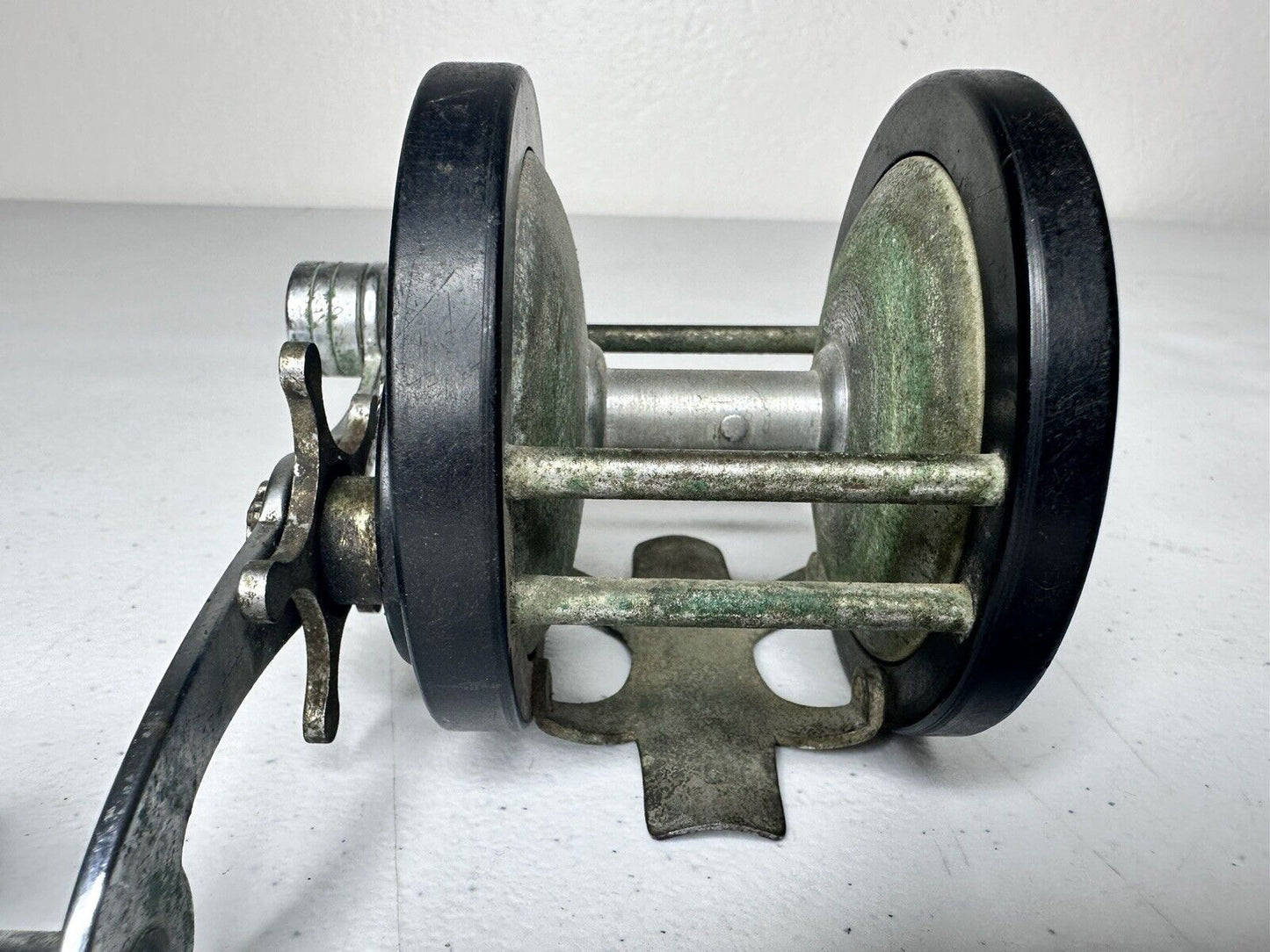 Vintage 1930s-40s Penn Bayhead Fishing Reel - High-Durability, Collectible Angling Gear - TreasuTiques