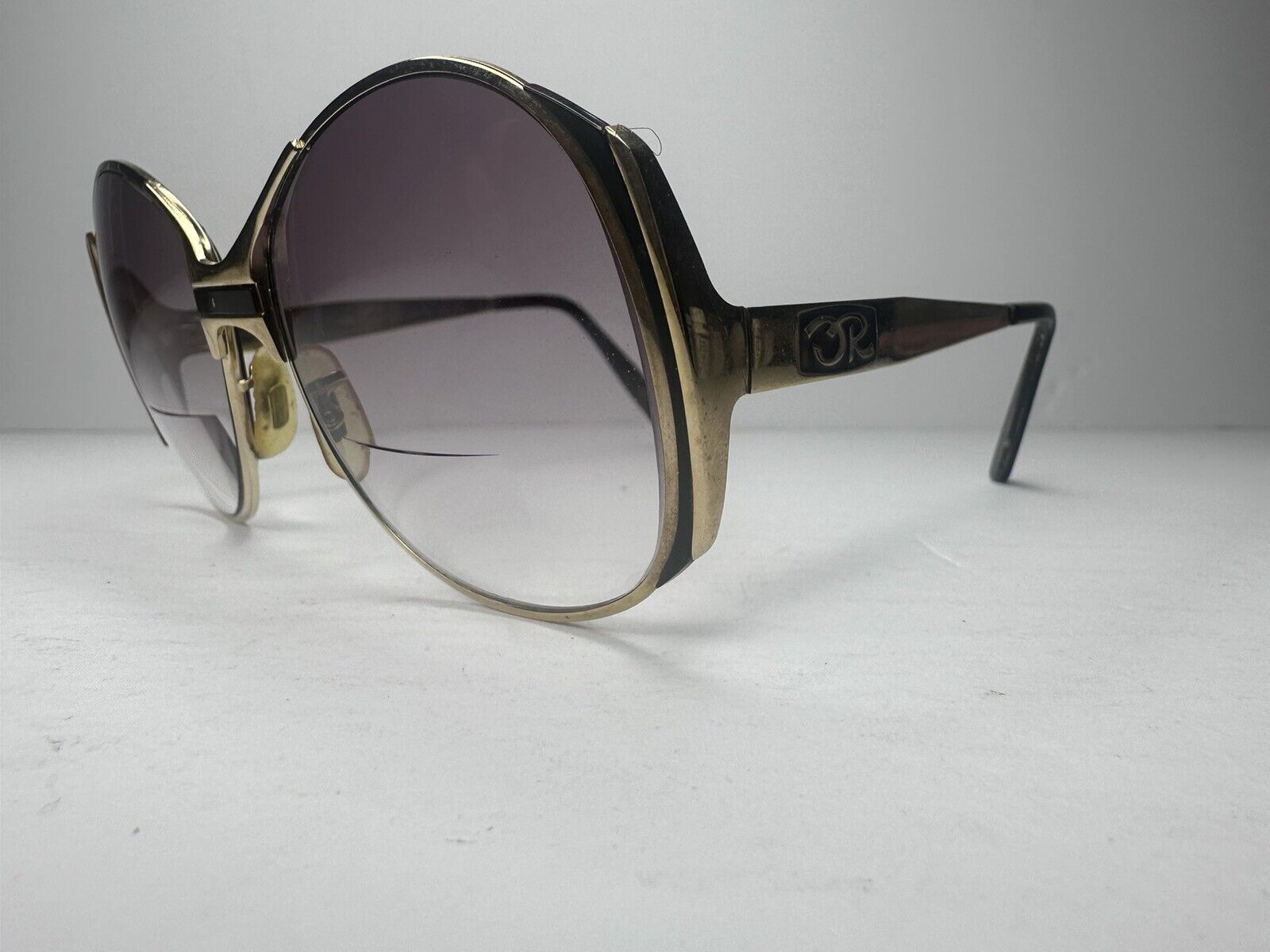 Retro Chic 1978 American Optical 135 Oscar de La Renta Model 619 Gold Sunglasses - TreasuTiques