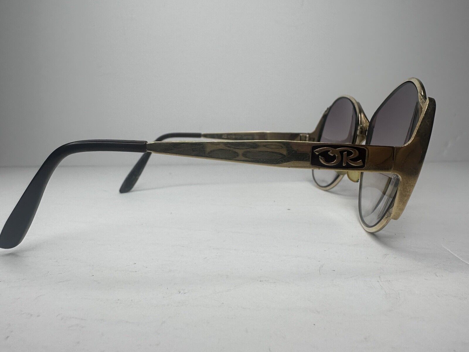 Retro Chic 1978 American Optical 135 Oscar de La Renta Model 619 Gold Sunglasses - TreasuTiques