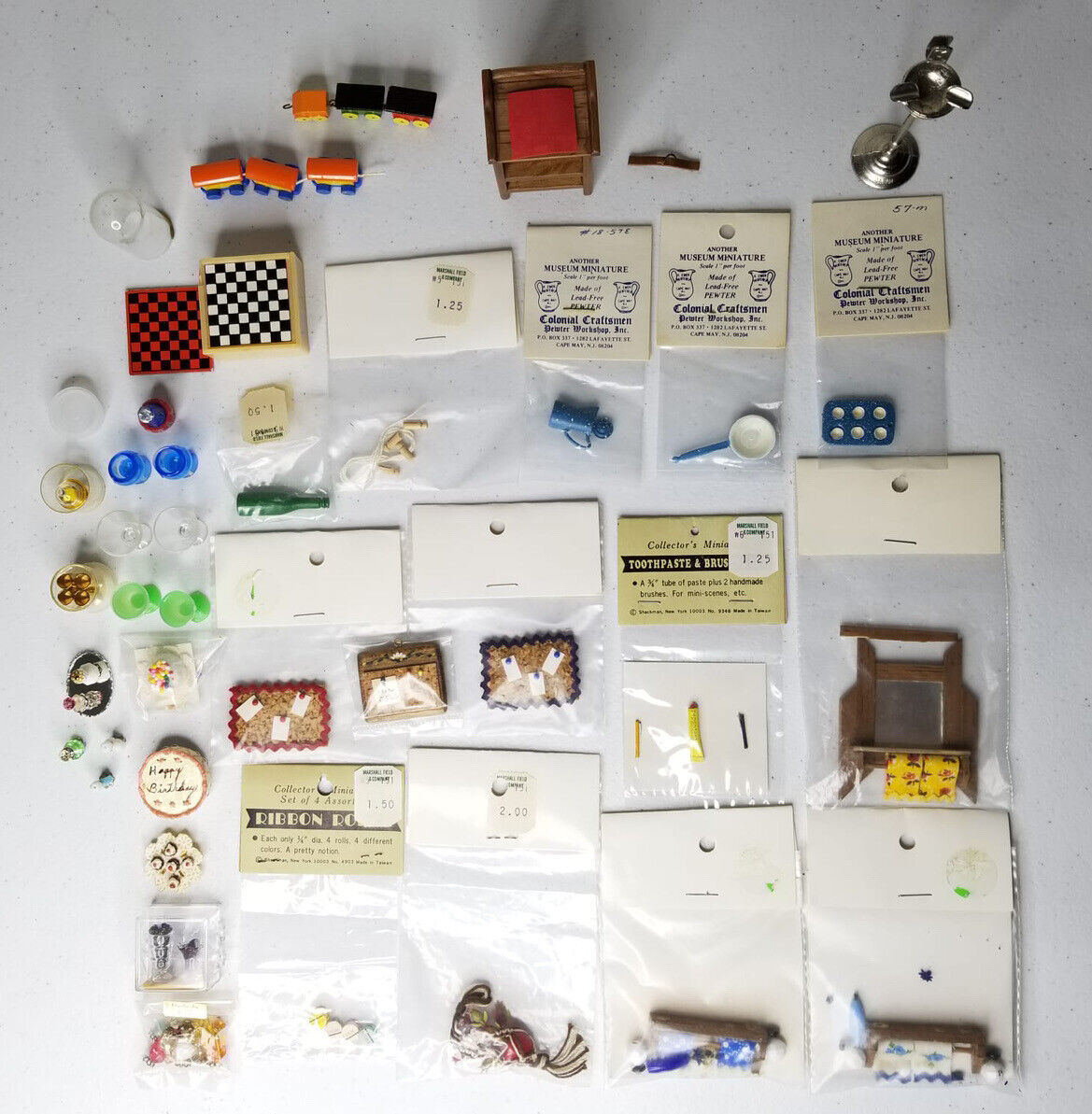 Extensive Vintage Mixed Lot of 40+ Dollhouse Miniature Accessories - Kitchen, Bathroom & Miscellaneous - TreasuTiques