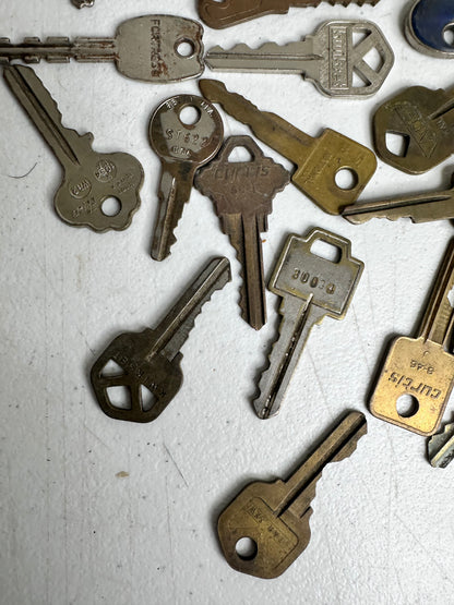 Diverse Collection of Vintage Keys - Ideal for Collectors and Crafts