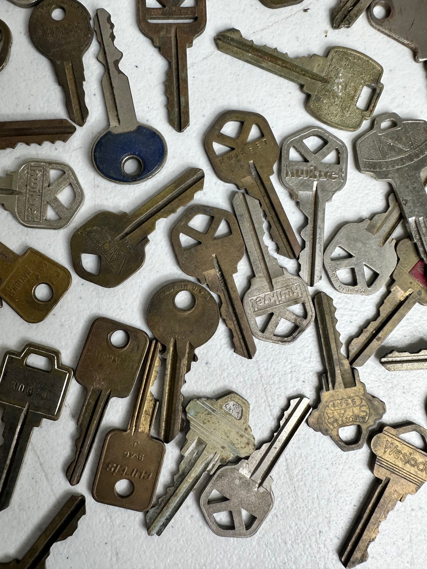 Diverse Collection of Vintage Keys - Ideal for Collectors and Crafts