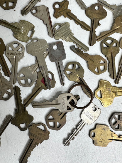 Diverse Collection of Vintage Keys - Ideal for Collectors and Crafts