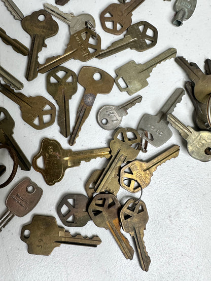 Diverse Collection of Vintage Keys - Ideal for Collectors and Crafts
