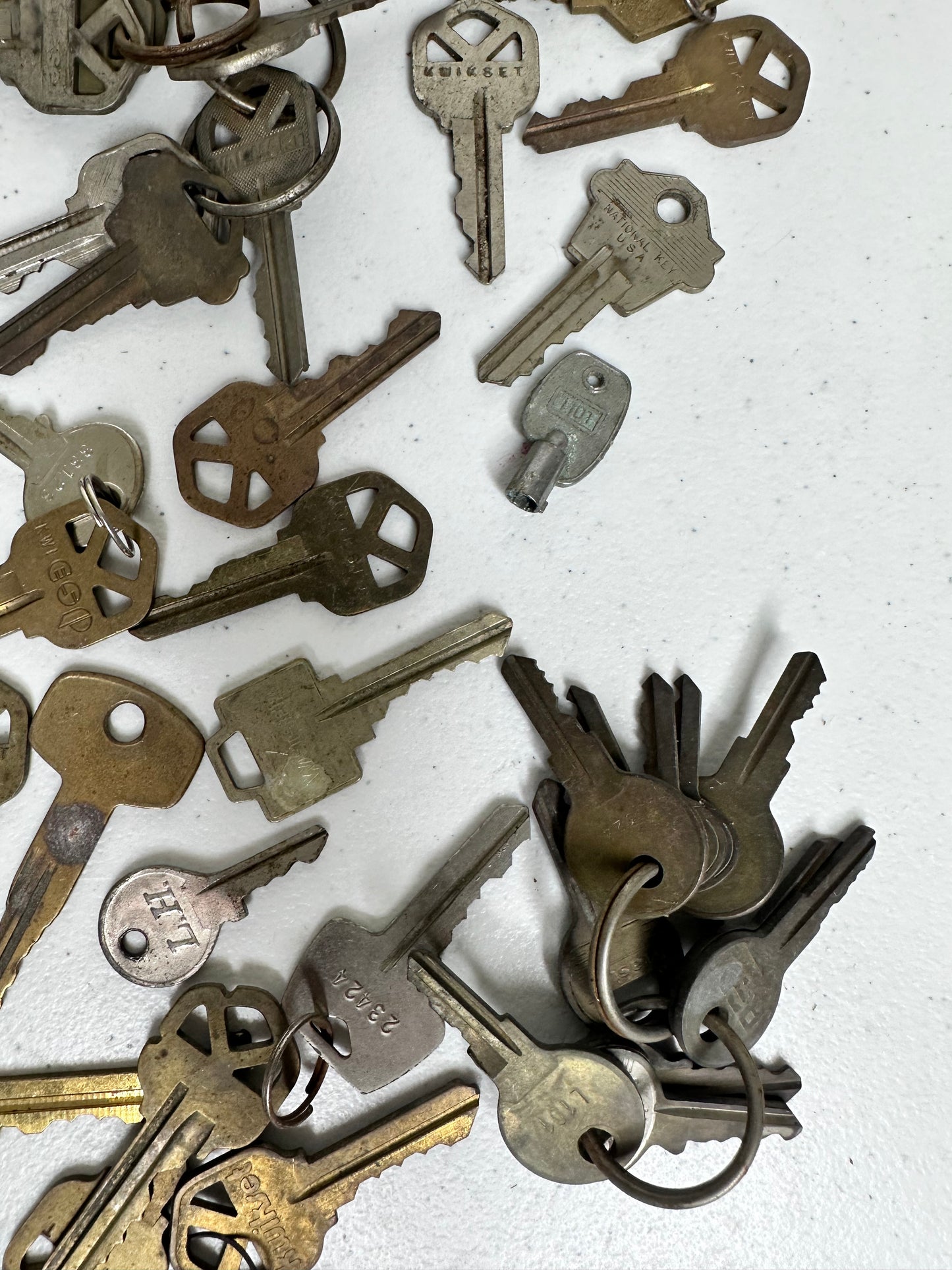 Diverse Collection of Vintage Keys - Ideal for Collectors and Crafts