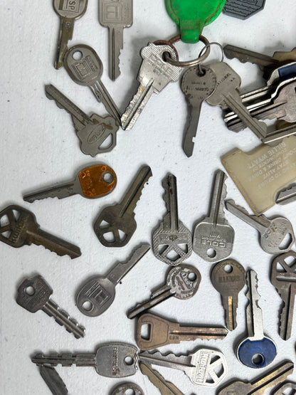 Diverse Collection of Vintage Keys - Ideal for Collectors and Crafts