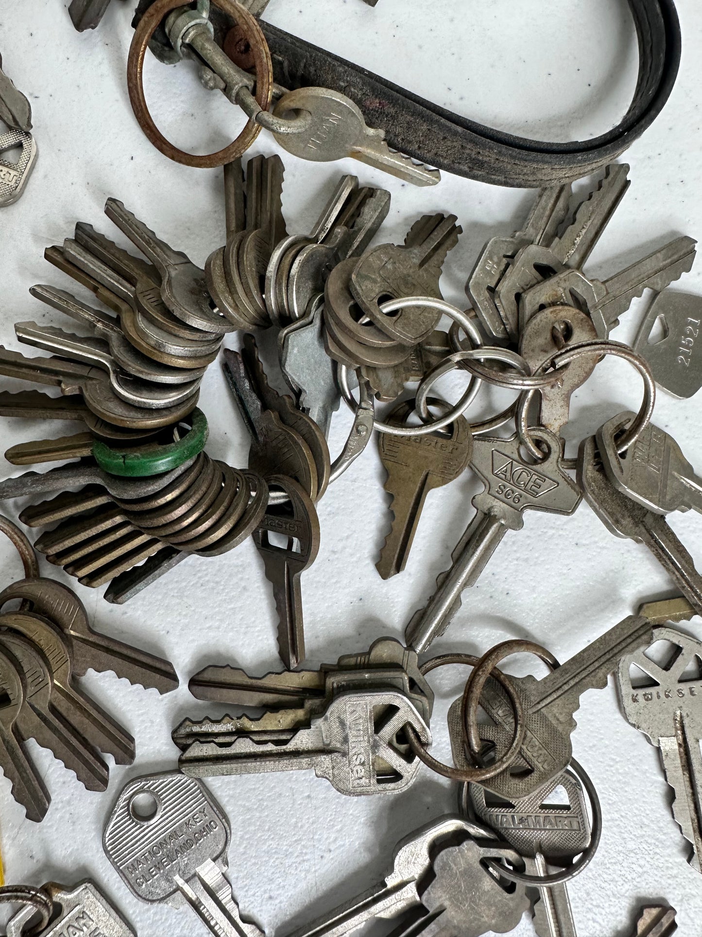 Diverse Collection of Vintage Keys - Ideal for Collectors and Crafts