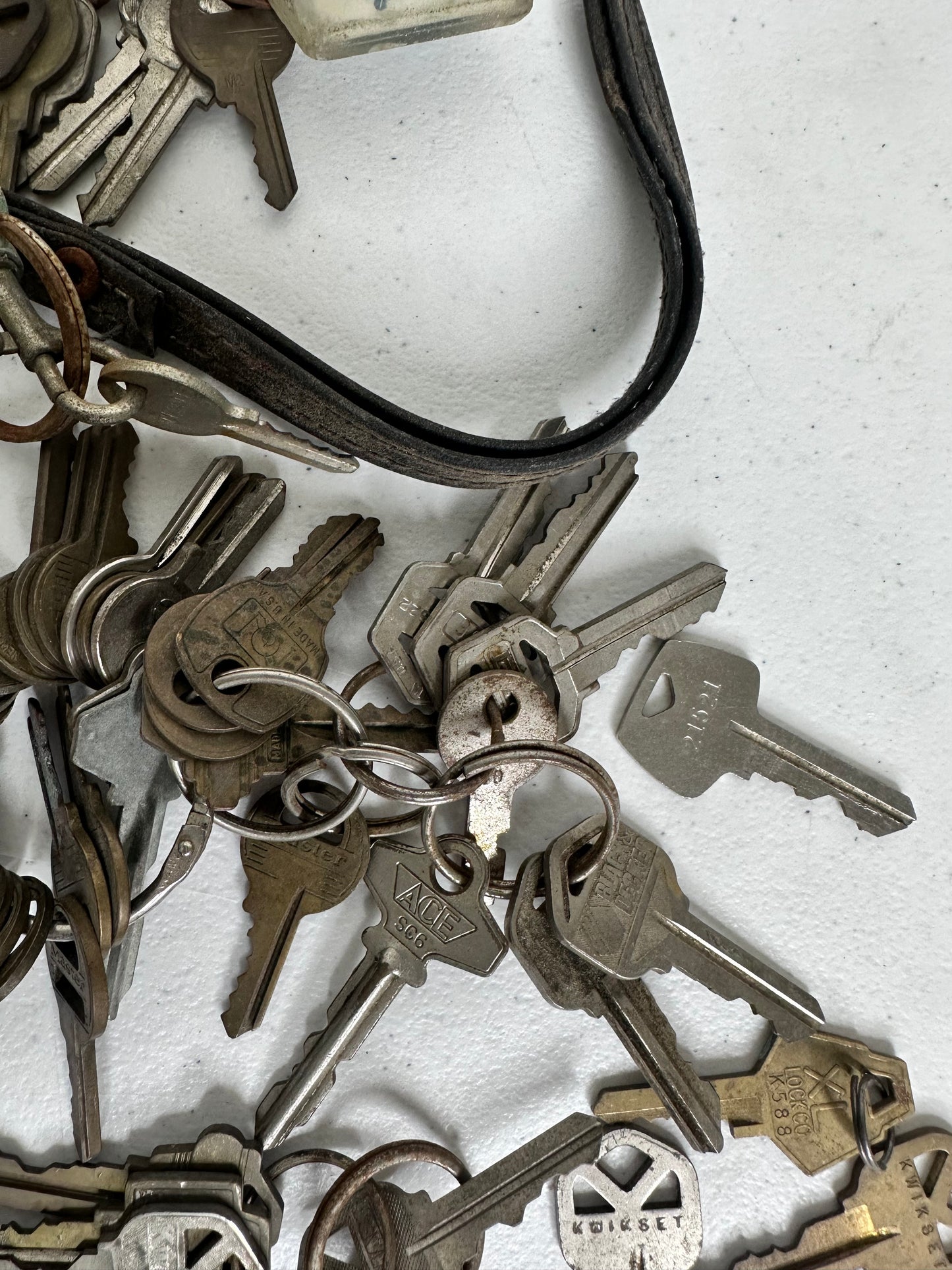 Diverse Collection of Vintage Keys - Ideal for Collectors and Crafts