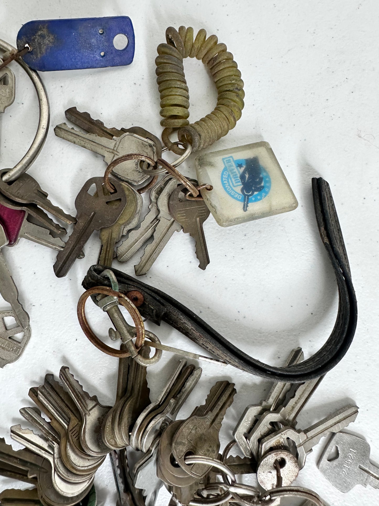 Diverse Collection of Vintage Keys - Ideal for Collectors and Crafts