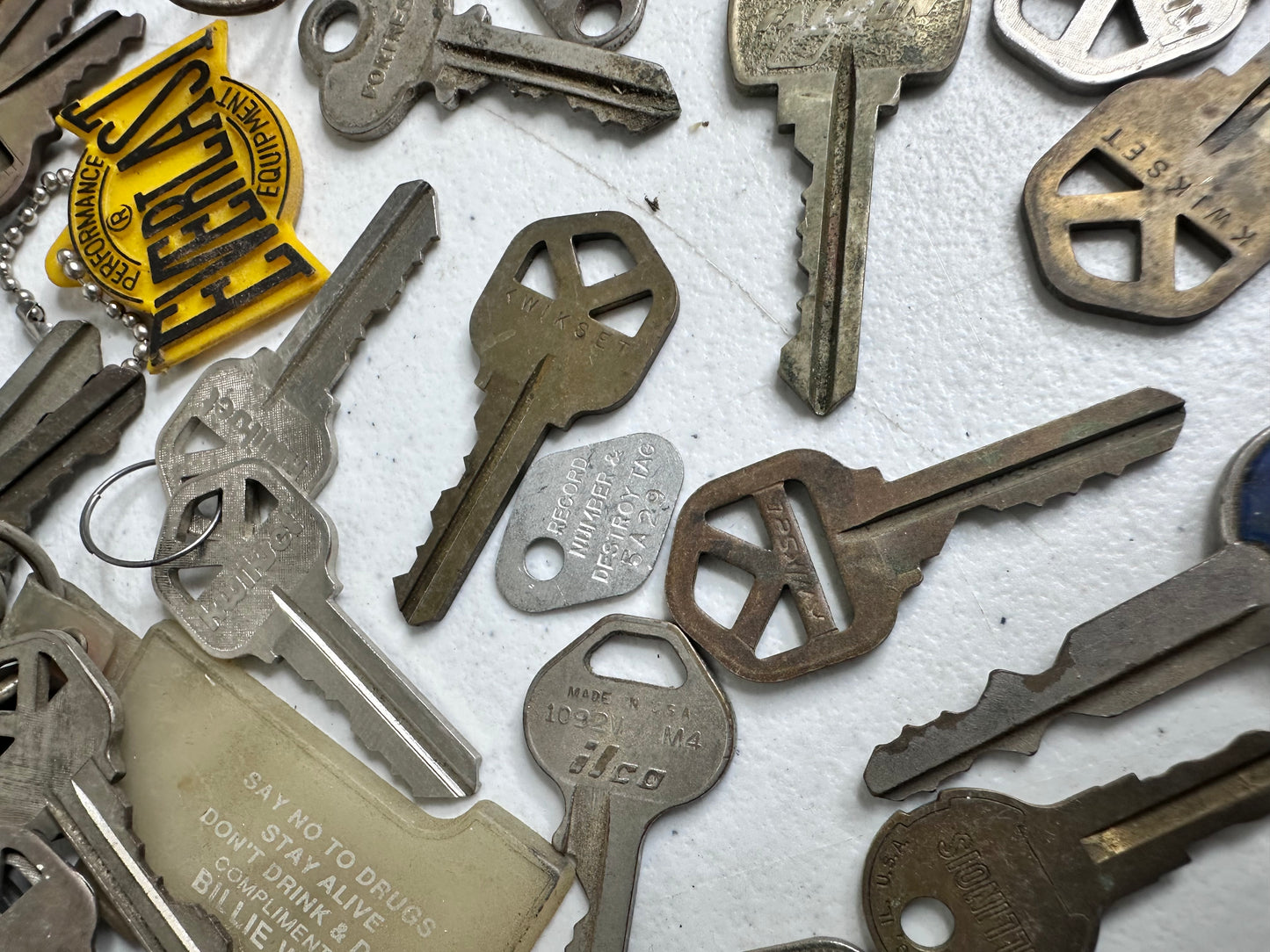 Diverse Collection of Vintage Keys - Ideal for Collectors and Crafts