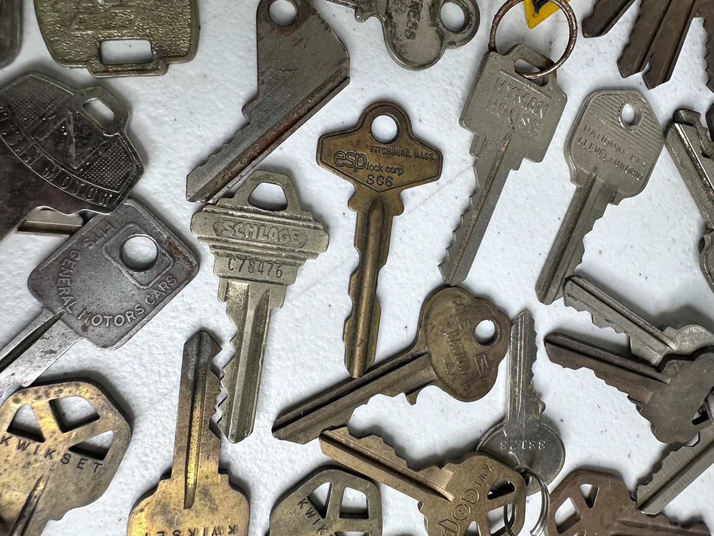 Diverse Collection of Vintage Keys - Ideal for Collectors and Crafts