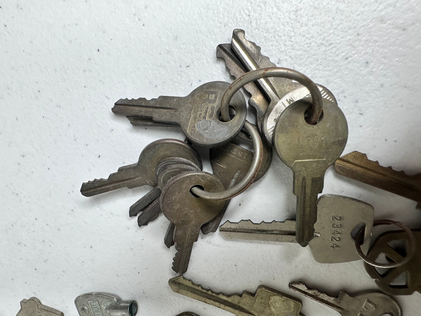 Diverse Collection of Vintage Keys - Ideal for Collectors and Crafts